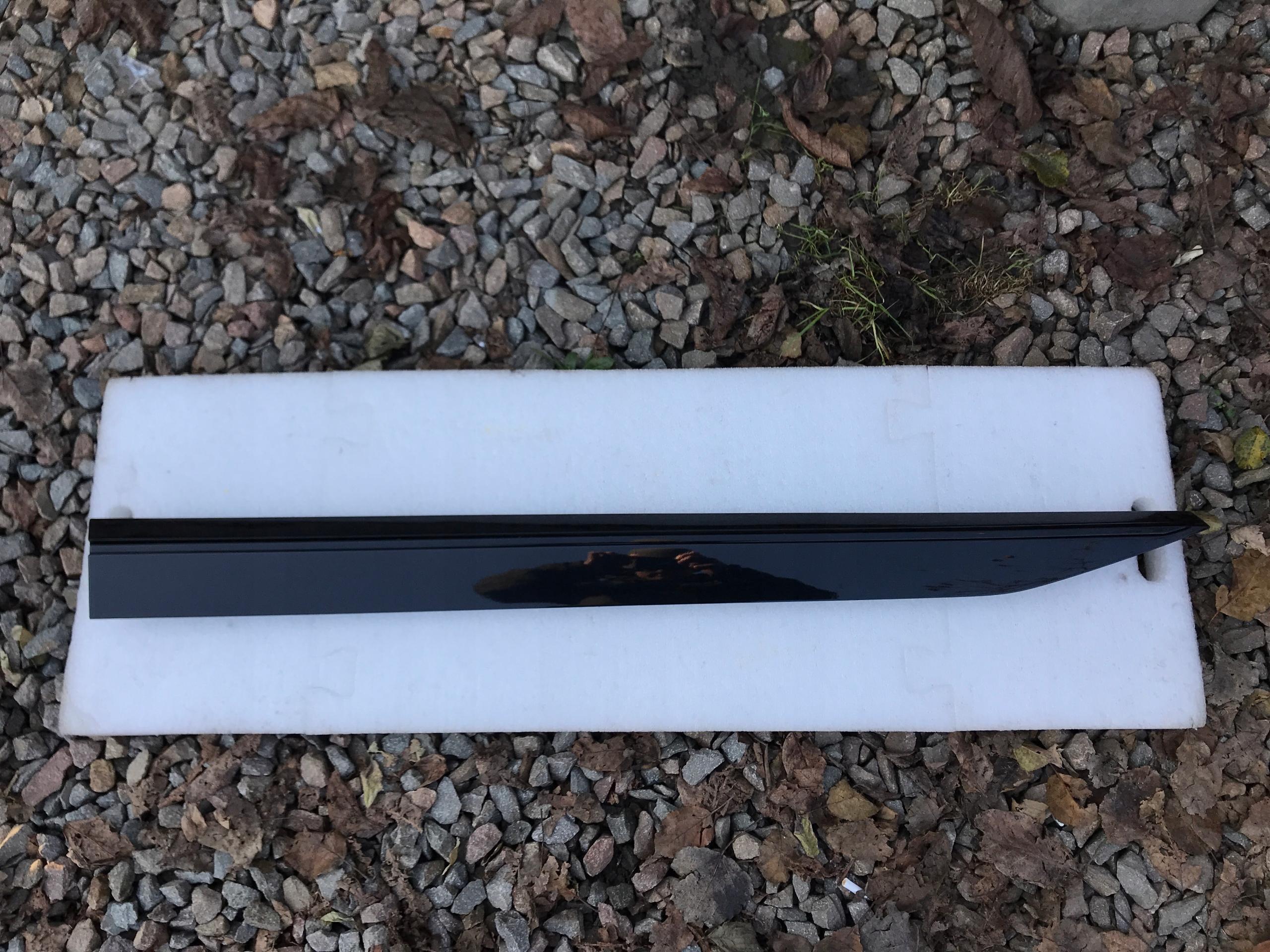 3V0853293A - SKODA SUPERB 3 SPORTLINE ЛІВА НАКЛАДКА НА ДВЕРІ 15-