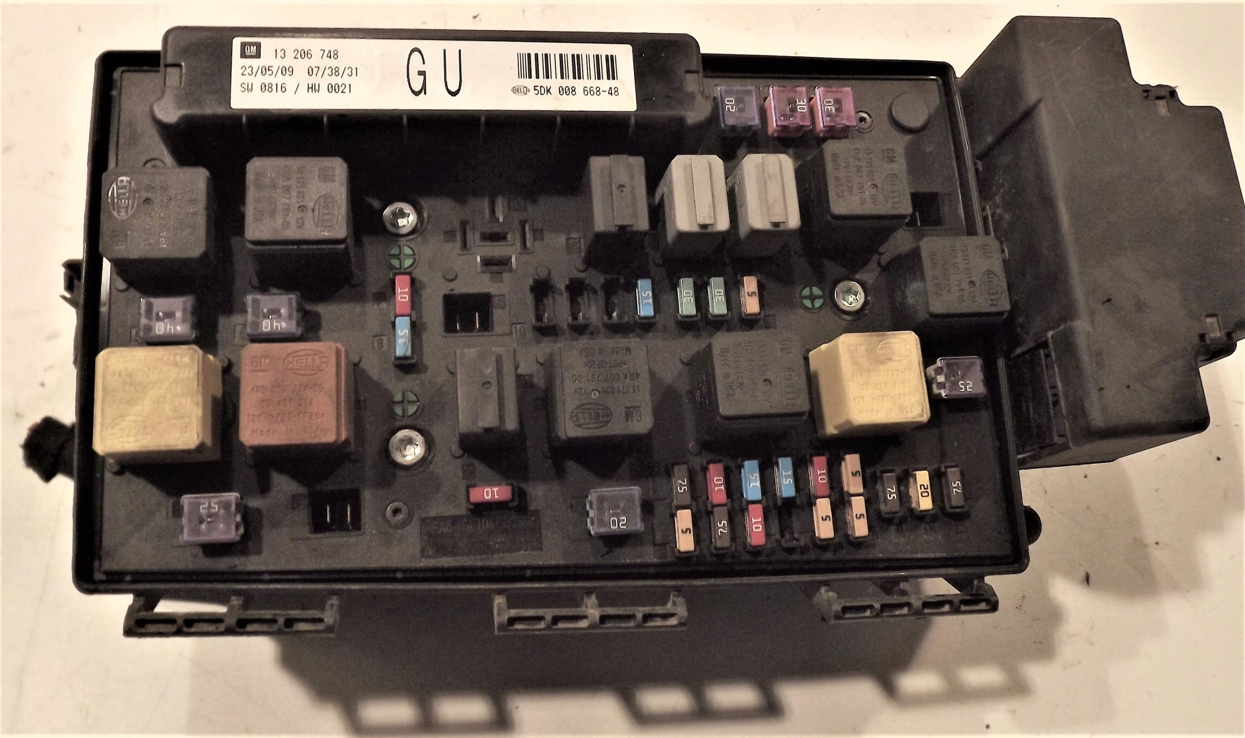 БЛОК ЗАПОБІЖНИКІВ 13206748 ГУ OPEL ASTRA H