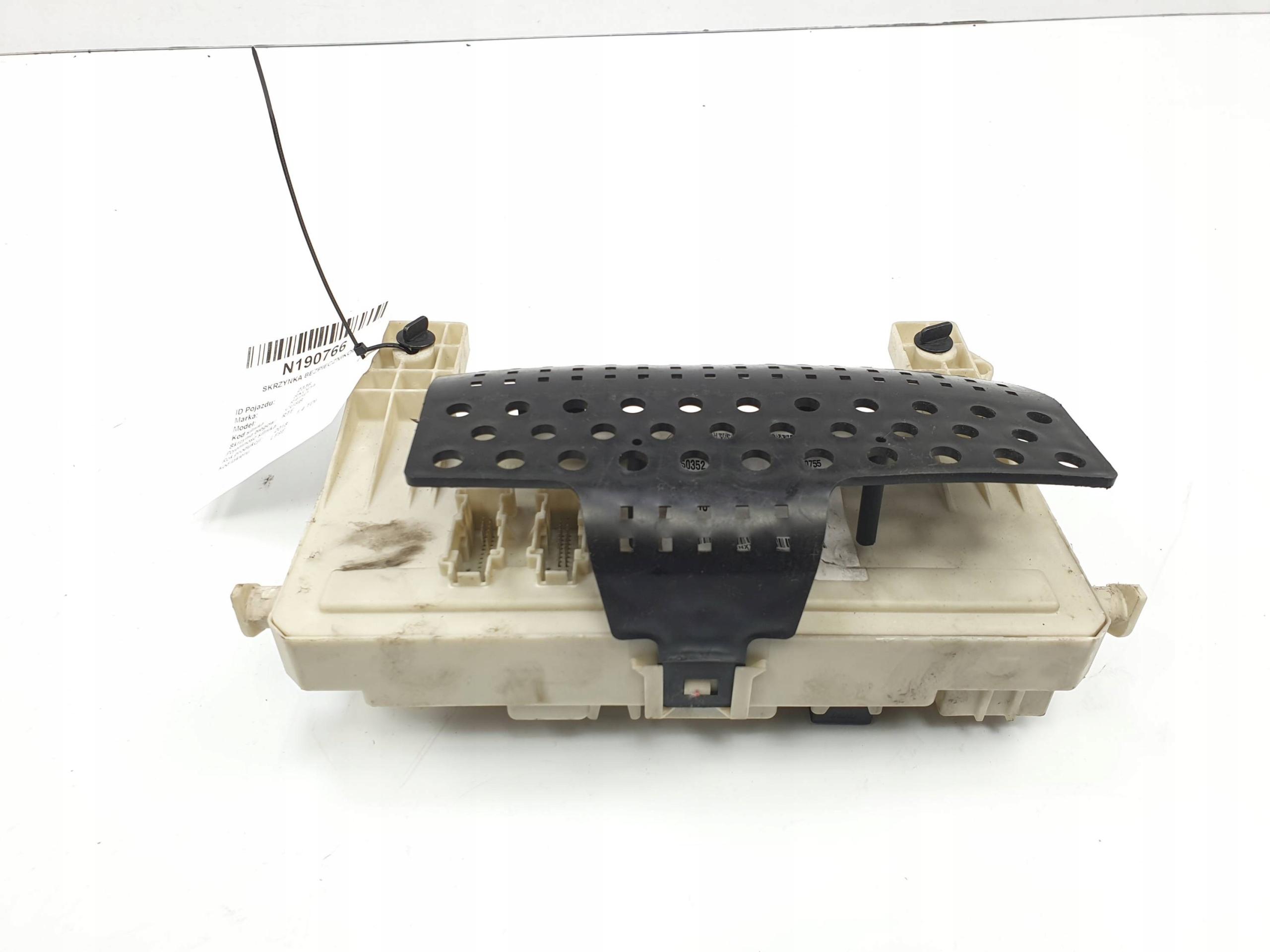 БЛОК ПРЕДОХРАНИТЕЛЕЙ 7M5T-14A073-DC SKODA RAPID