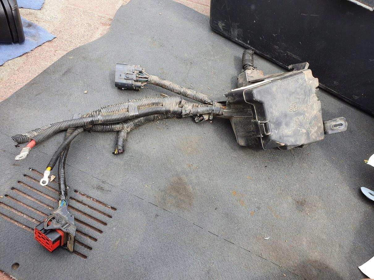 4S7T-14A073-AB - БЛОК ЗАПОБІЖНИКІВ FORD FIESTA MK7 1.6 TDCI