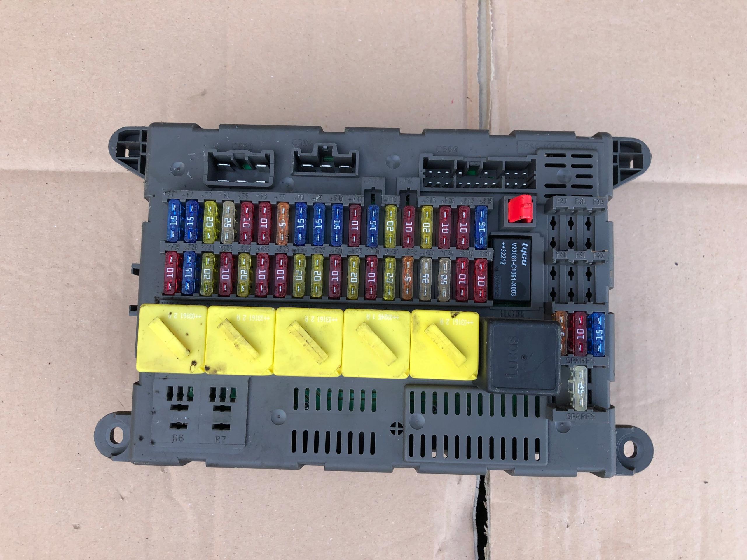 YWC000493 53070142B - БЛОК ЗАПОБІЖНИКІВ LAND ROVER FREELANDER