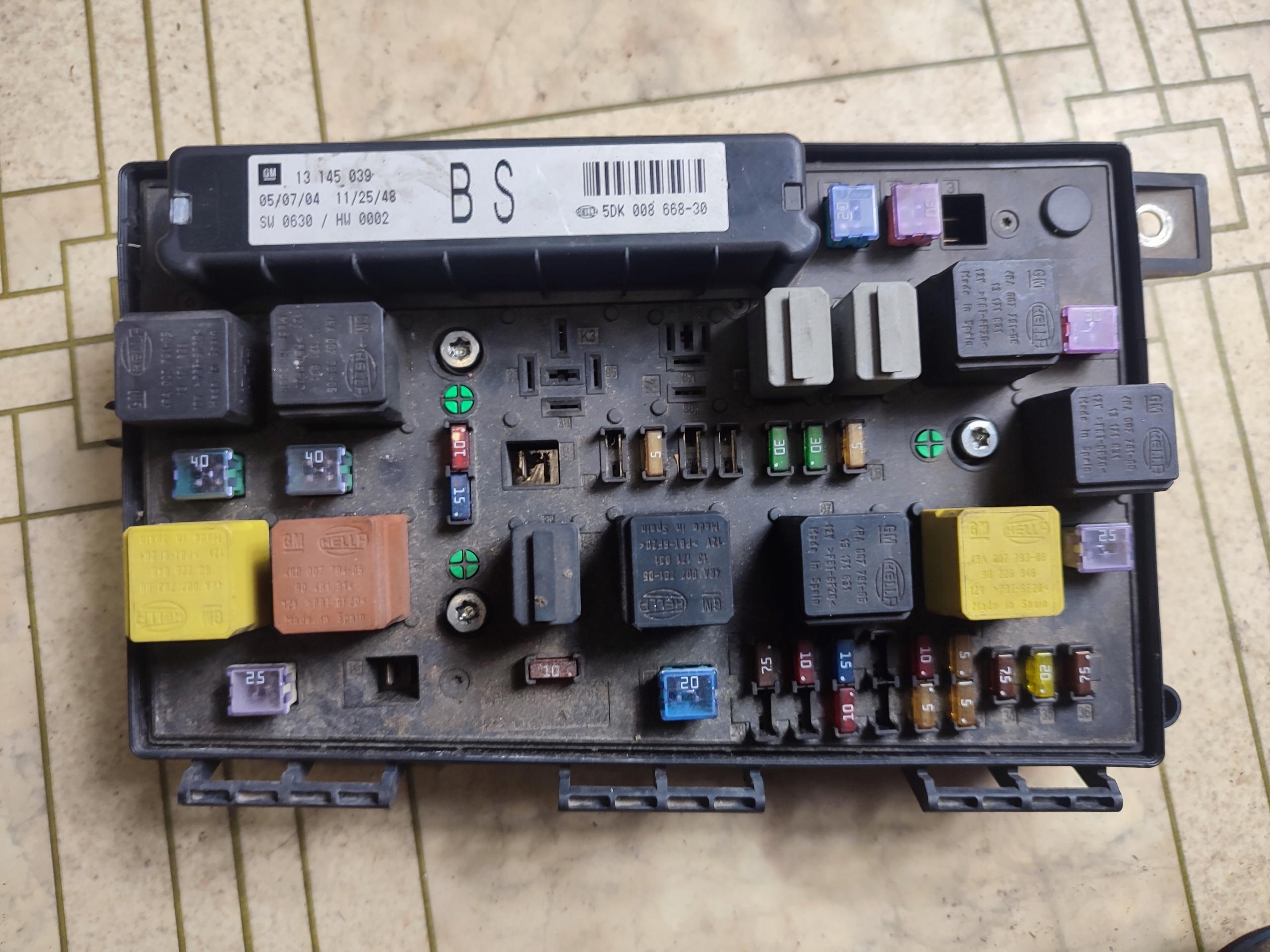 БЛОК ЗАПОБІЖНИКІВ OPEL ASTRA H 13145039