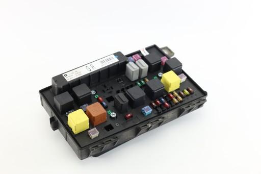 БЛОК ПРЕДОХРАНИТЕЛЕЙ OPEL ASTRA H 13206745