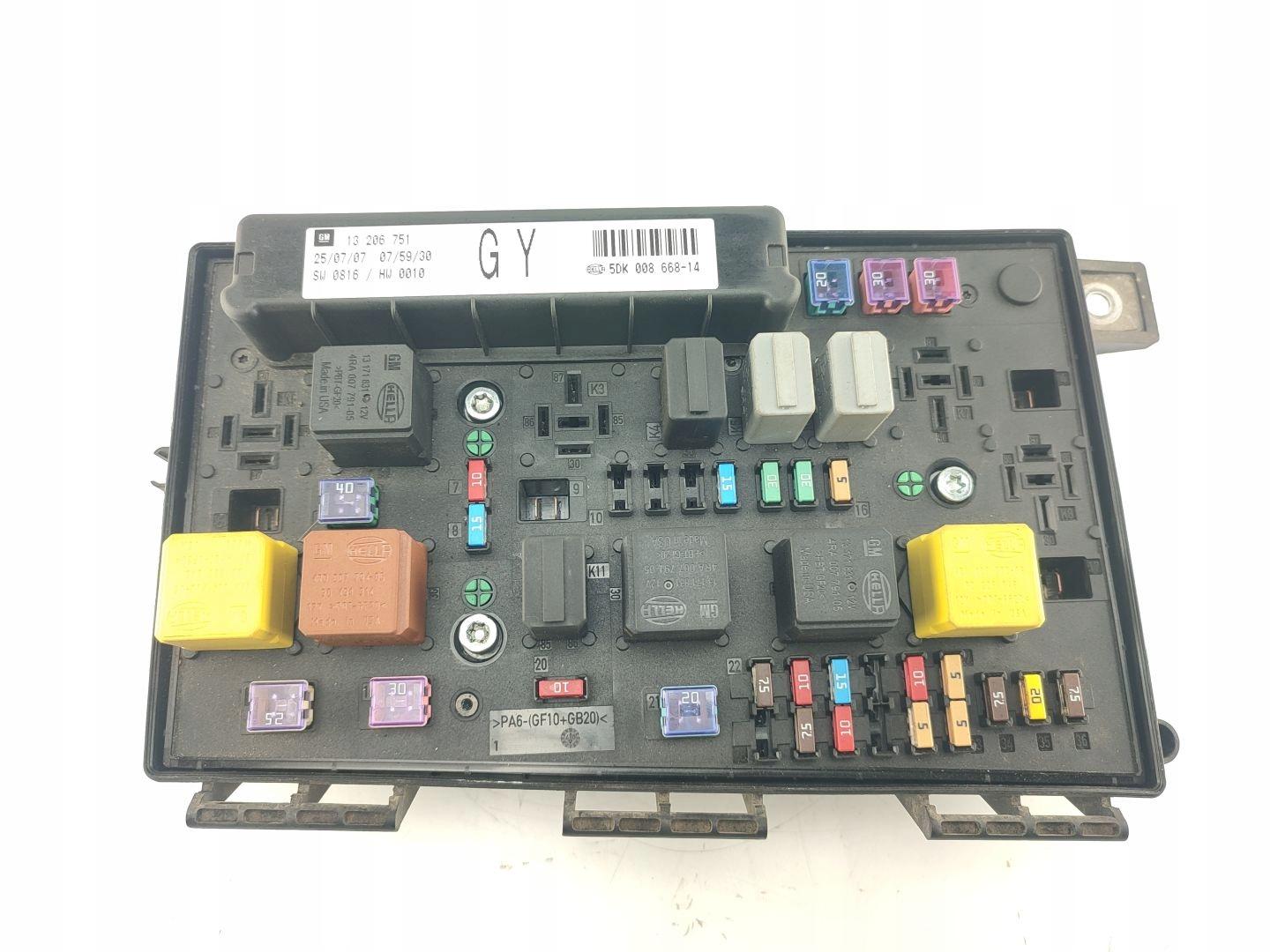 БЛОК ПРЕДОХРАНИТЕЛЕЙ OPEL ASTRA H 13206751 GY