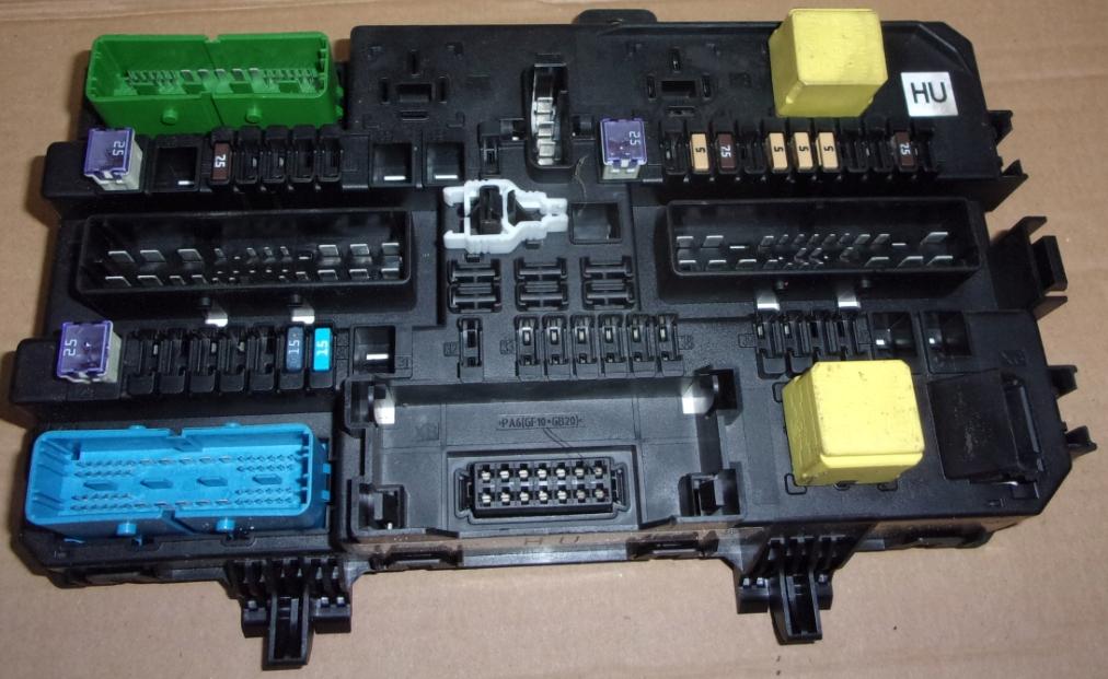 БЛОК ПРЕДОХРАНИТЕЛЕЙ OPEL ASTRA H 13220832 HU