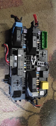 КОРОБКА ЗАПОБІЖНИКІВ OPEL ASTRA III H 13220831