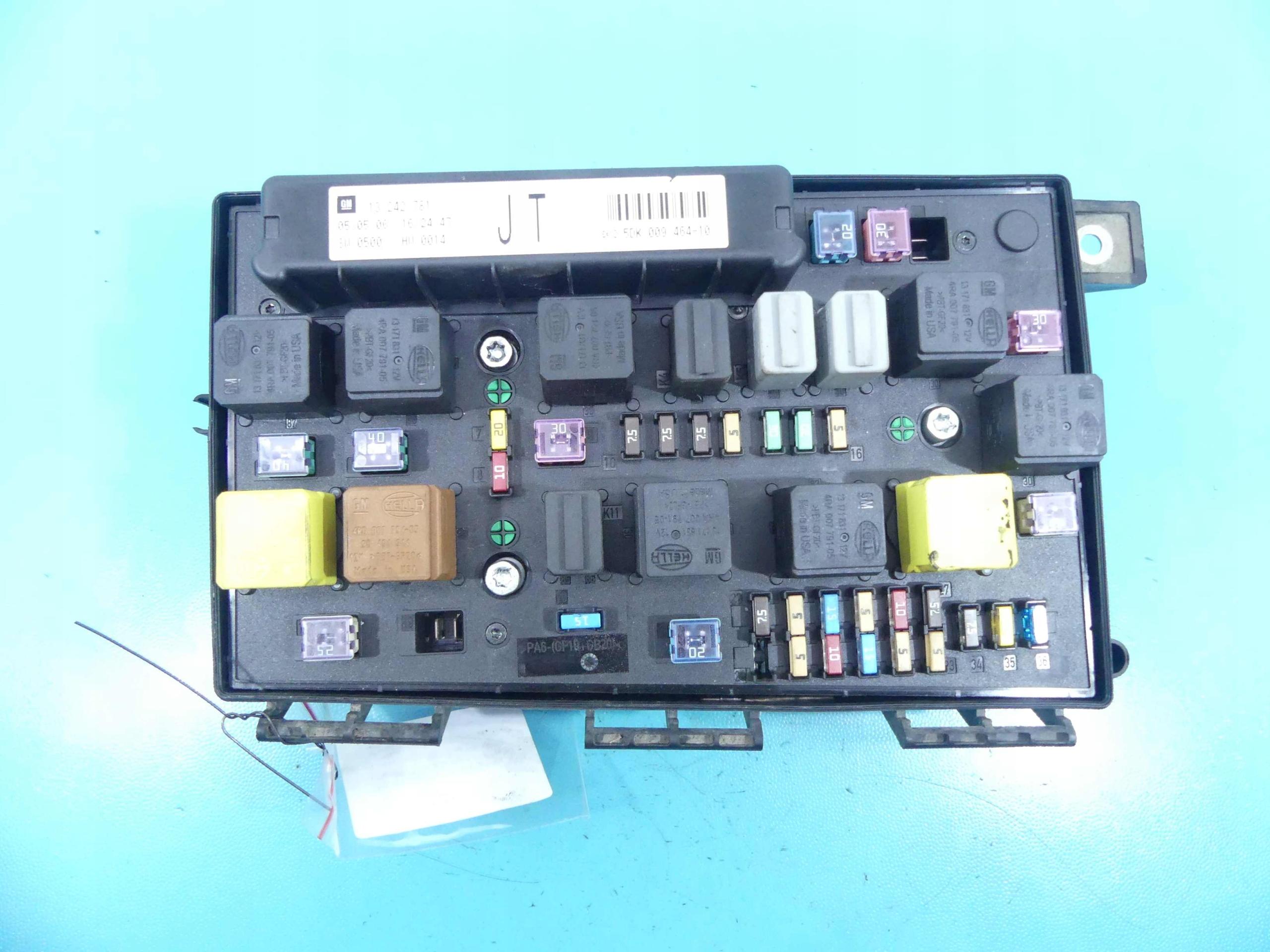 БЛОК ПРЕДОХРАНИТЕЛЕЙ OPEL ASTRA III H 13242781