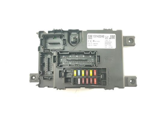 БЛОК ПРЕДОХРАНИТЕЛЕЙ OPEL CORSA D 13142240