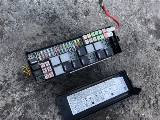 БЛОК ЗАПОБІЖНИКІВ RANGE ROVER SPORT L320 3.6 D DIESEL YMB506630A