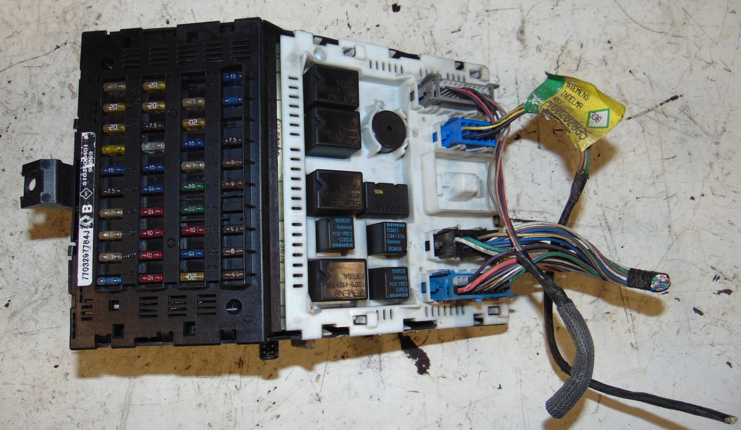 7703297784J, S103600401B - БЛОК ПРЕДОХРАНИТЕЛЕЙ RENAULT LAGUNA II LIFT 2.2 D