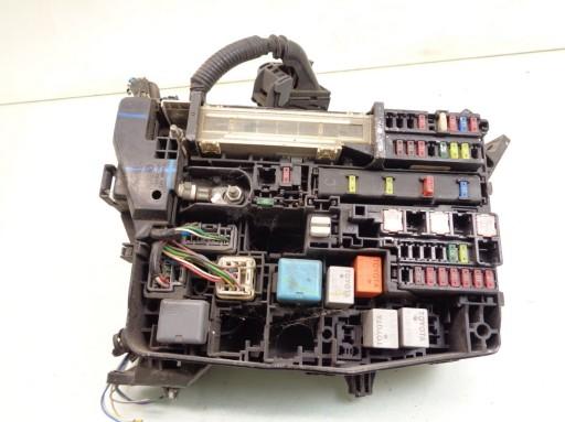 БЛОК ПРЕДОХРАНИТЕЛЕЙ TOYOTA AURIS И 7233R0A2