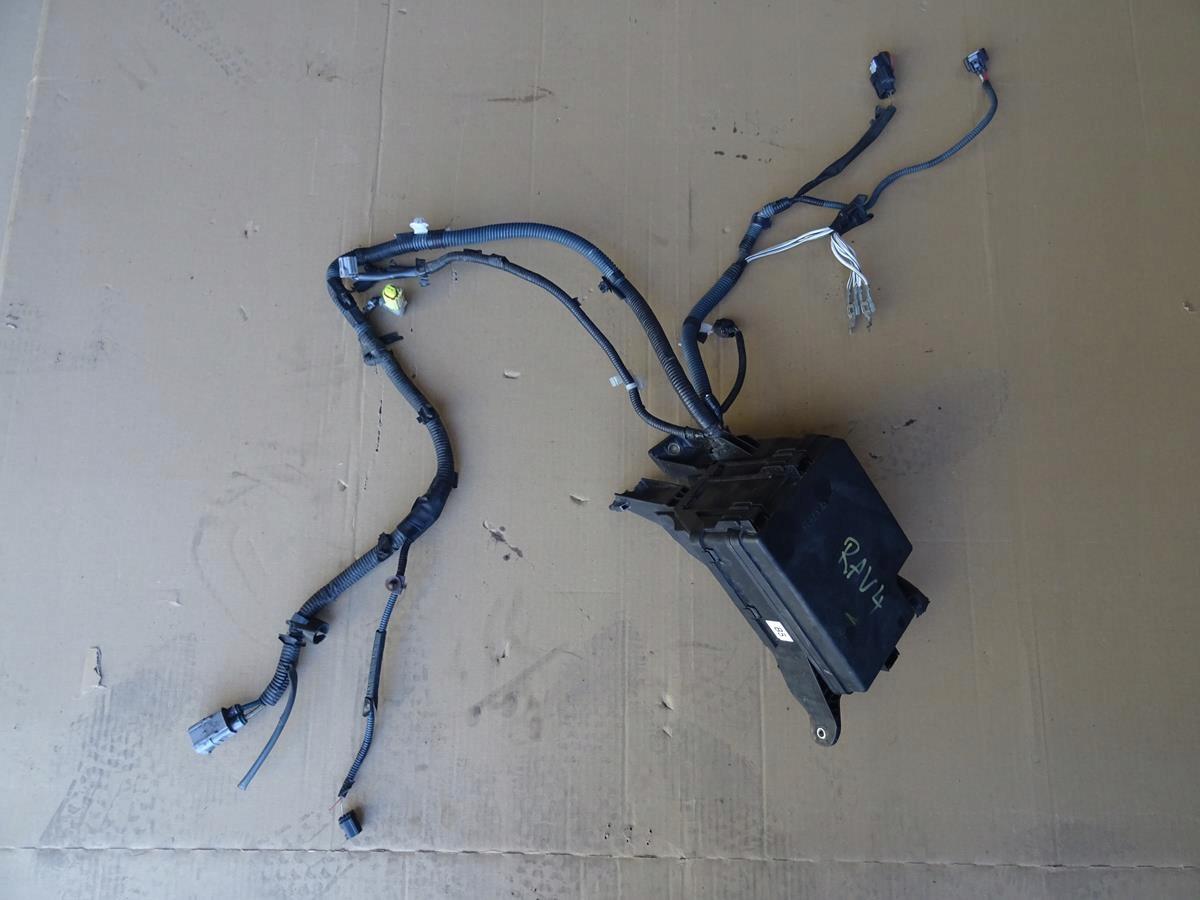 БЛОК ЗАПОБІЖНИКІВ TOYOTA RAV-4 IV 2.5 ГІБРИД