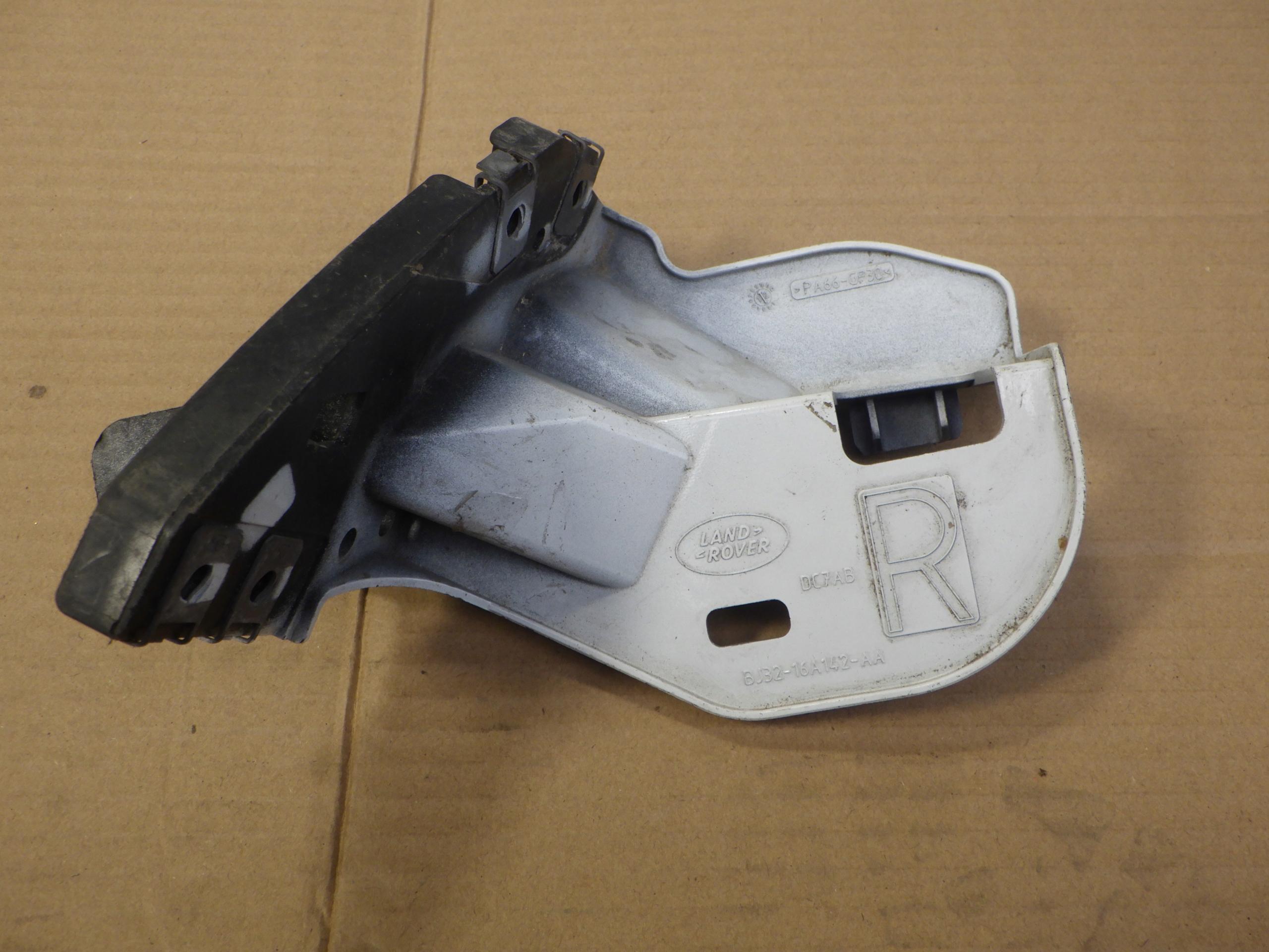 BJ32-16A142-AA - БРЫЗГОВИК КРЕПЛЕНИЕ ПРАВЫЙ ПЕРЕДНИЙ EVOQUE