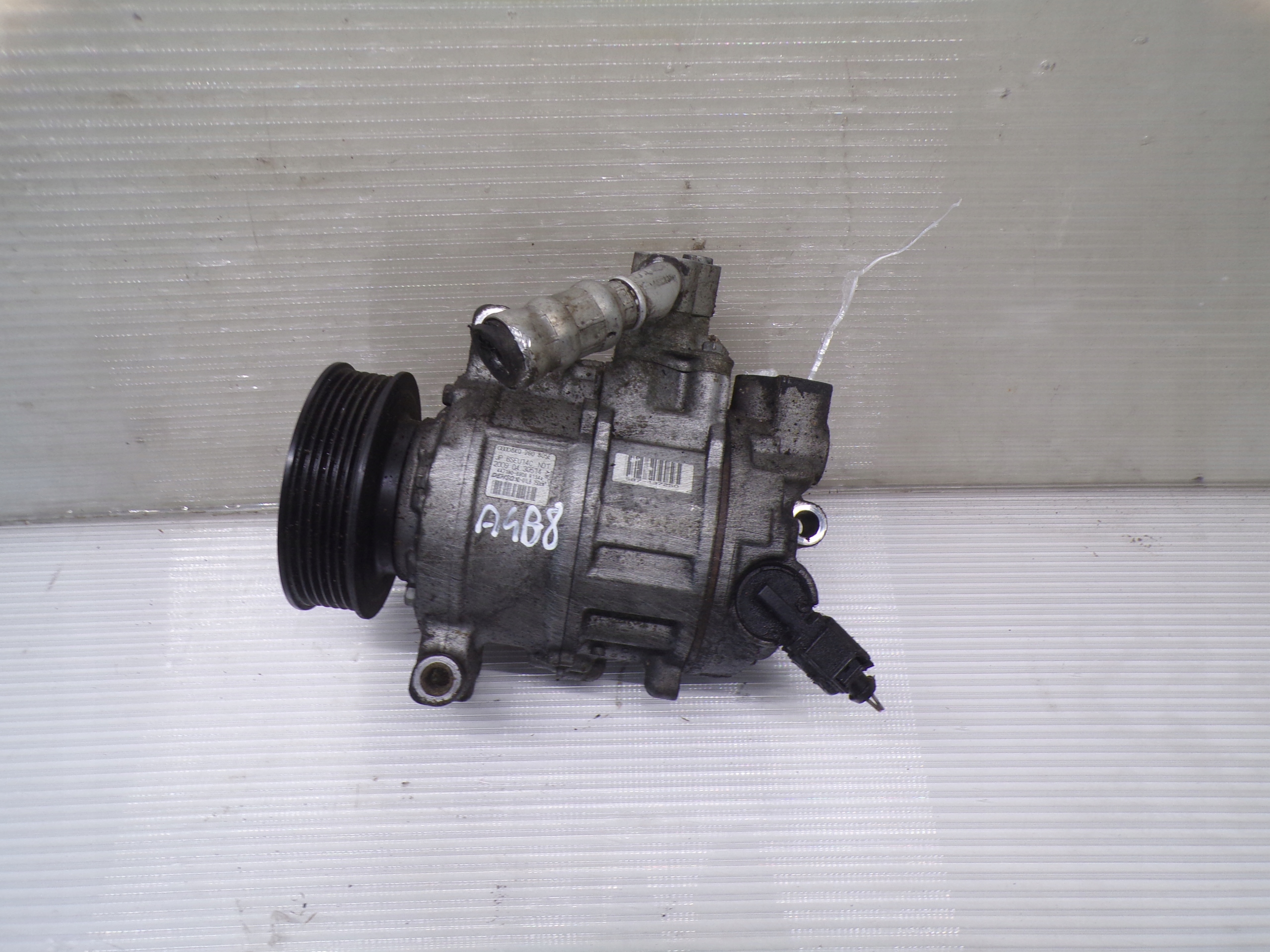 8K0260805E - Компрессор кондиционера AUDI A4 B8 2.0 TDI