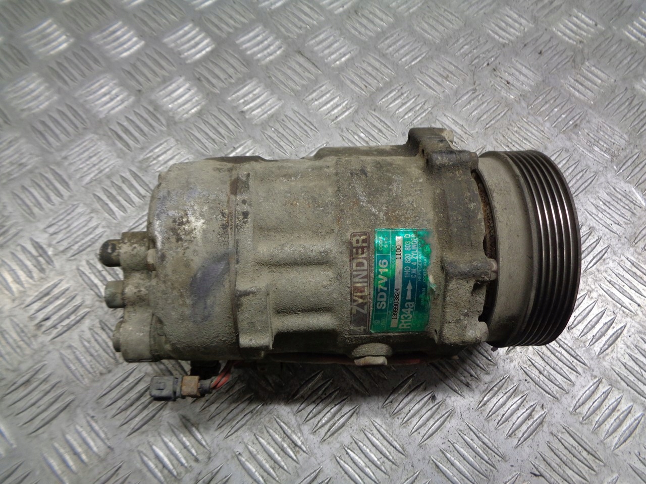 КОМПРЕСОР КОНДИЦІОНЕРА VW GOLF III 1H0820803D