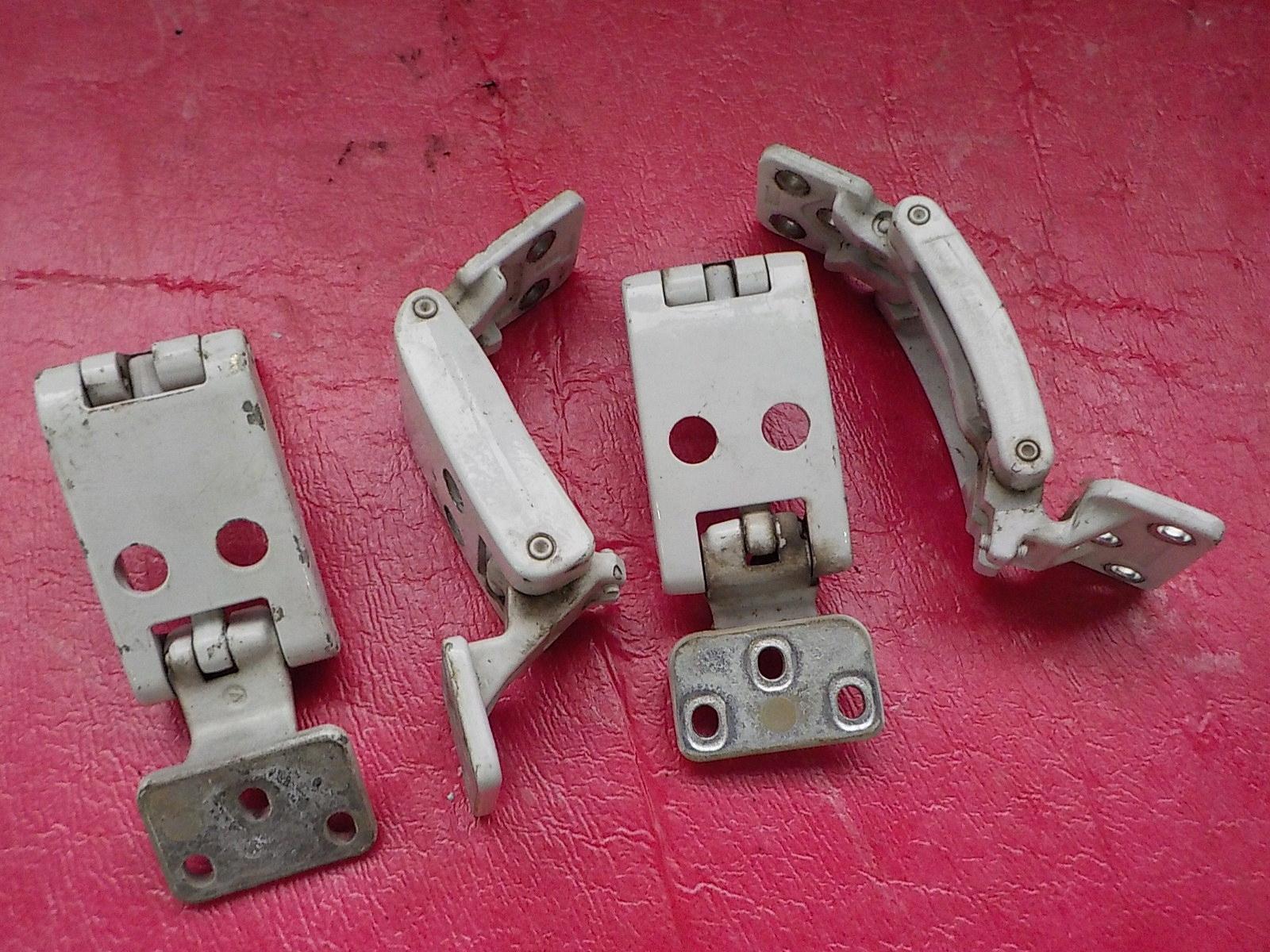 SPRINTER 906 ПЕТЛІ ЗАДНІХ ДВЕРЕЙ 06-18 4 ШТ