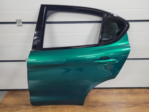 Стелвио задняя дверь остается полным цветом иглы