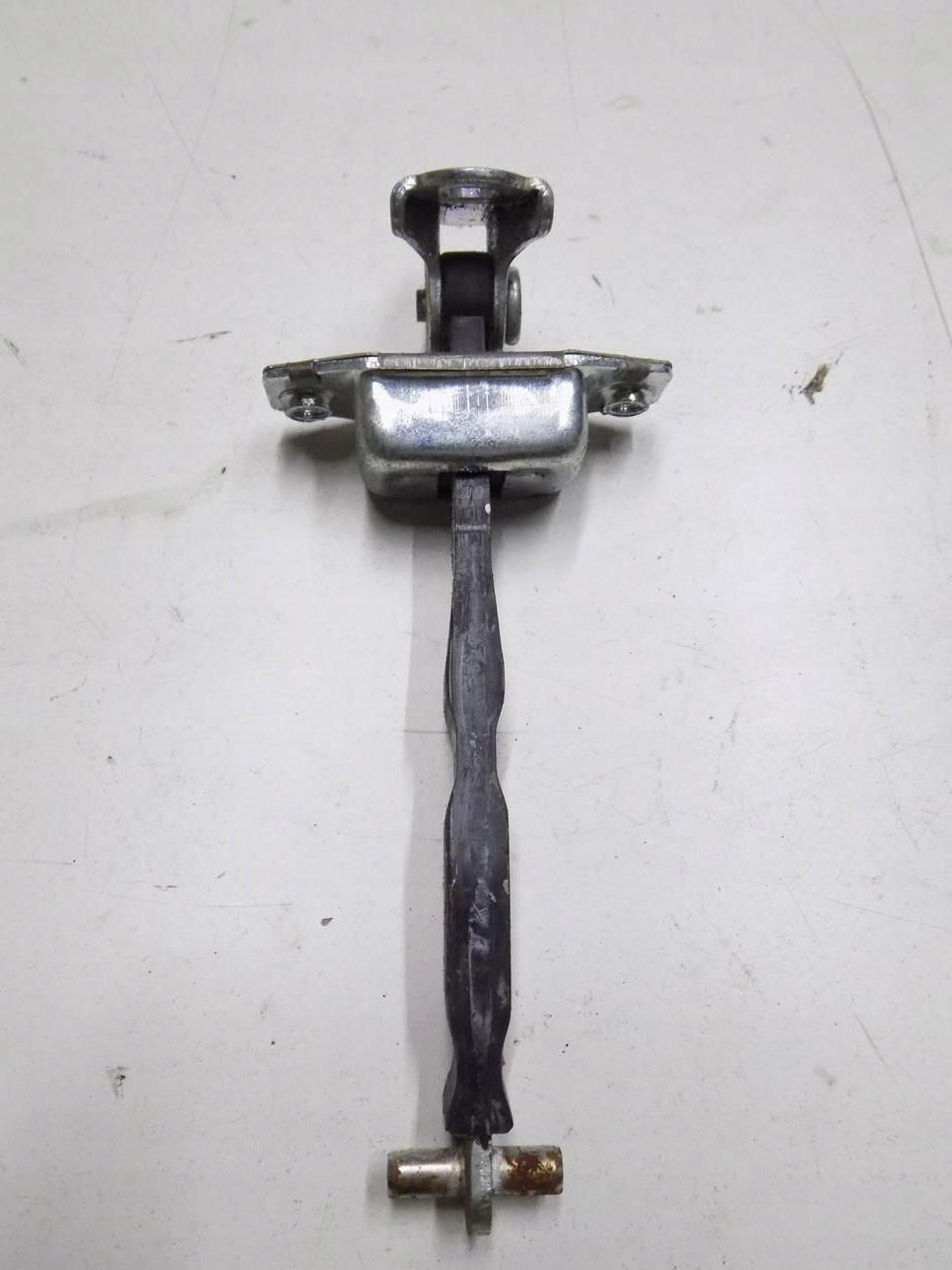 Erey5687uhytdh - SUZUKI SX-4 SX4 ограничитель двери передний левый