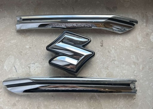 SUZUKI SX4 S-CROSS II 2023- БЕЙДЖ ЛОГОТИП ЕМБЛЕМА ПОШКОДЖЕННЯ 71744-63T1 КОМПЛЕКТ