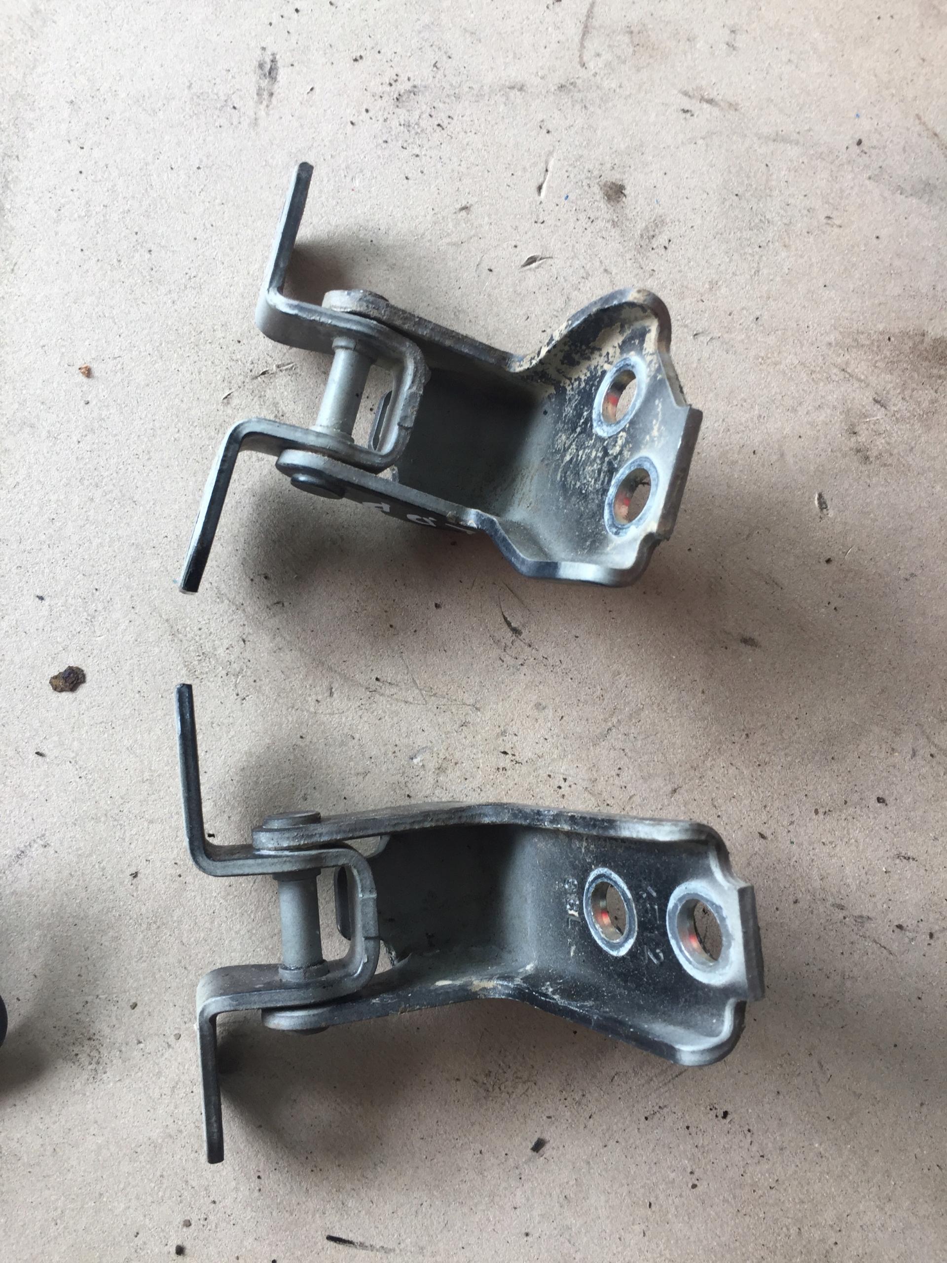 SUZUKI SX4 S-CROSS ДВЕРНЫЕ ПЕТЛИ ЛЕВАЯ ПЕРЕДНЯЯ ZCE