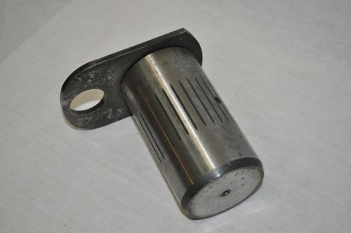 1590960 - ВЕРХНІЙ ШТИФТ ЗАДНЬОЇ БАБКИ З ЛИСТОВИМ МЕТАЛОМ CAT 428 432 1014022