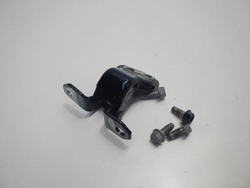 2B15 - SX4 S CROSS 2022 ДВЕРНАЯ ПЕТЛЯ ПРАВАЯ ПЕРЕДНЯЯ НИЖНЯЯ