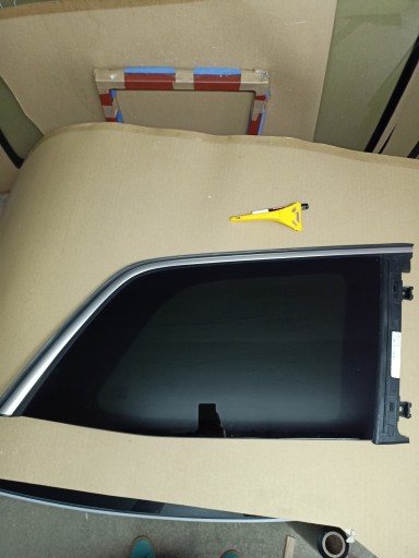 A166097678 - Стекло правое кузова MERCEDES W166 GL GLS