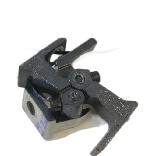 Skoda Fabia III петля двери левая 8K0831401P