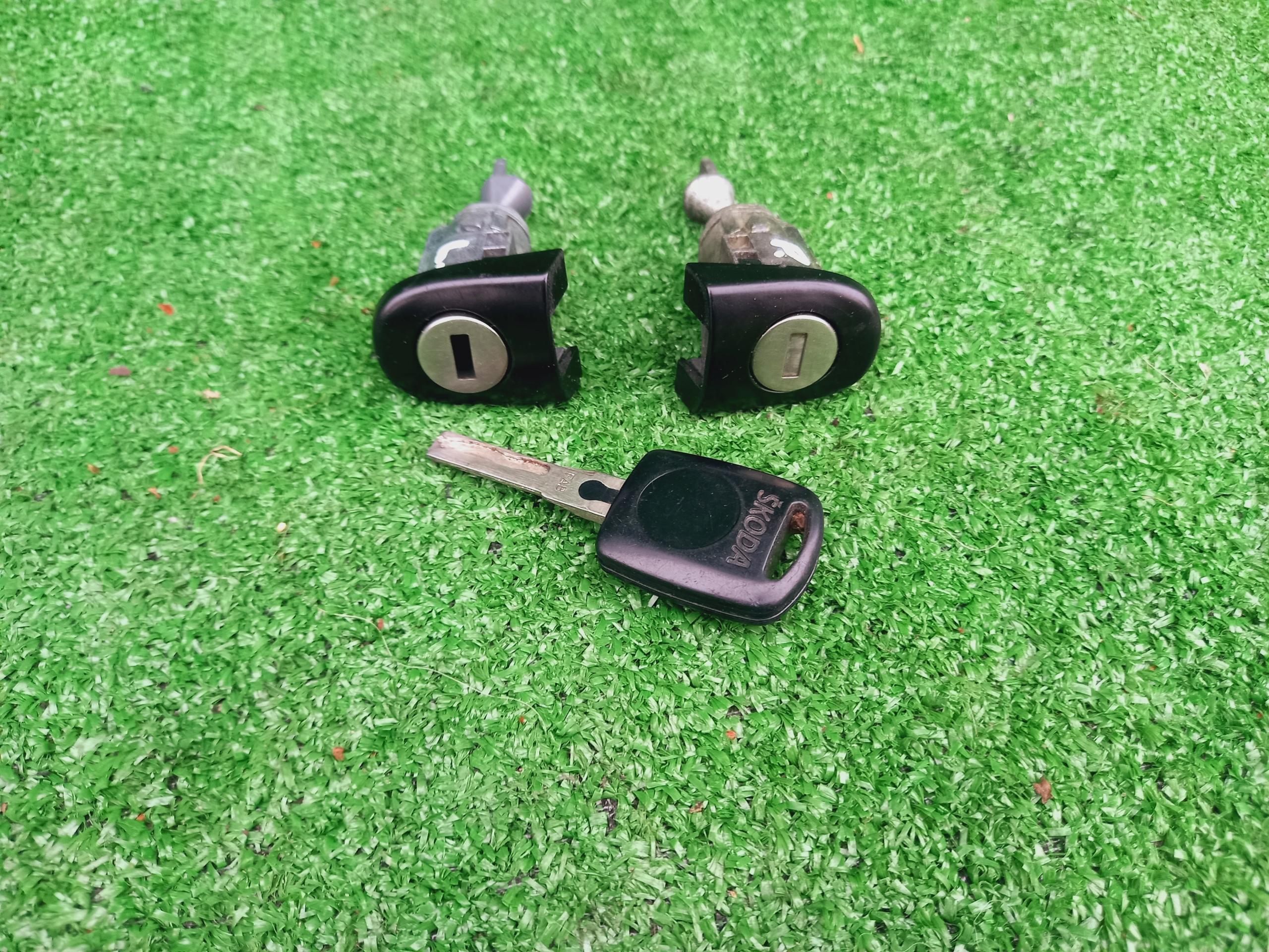 Skoda Octavia и ключ автомобиля вставка вставки замка