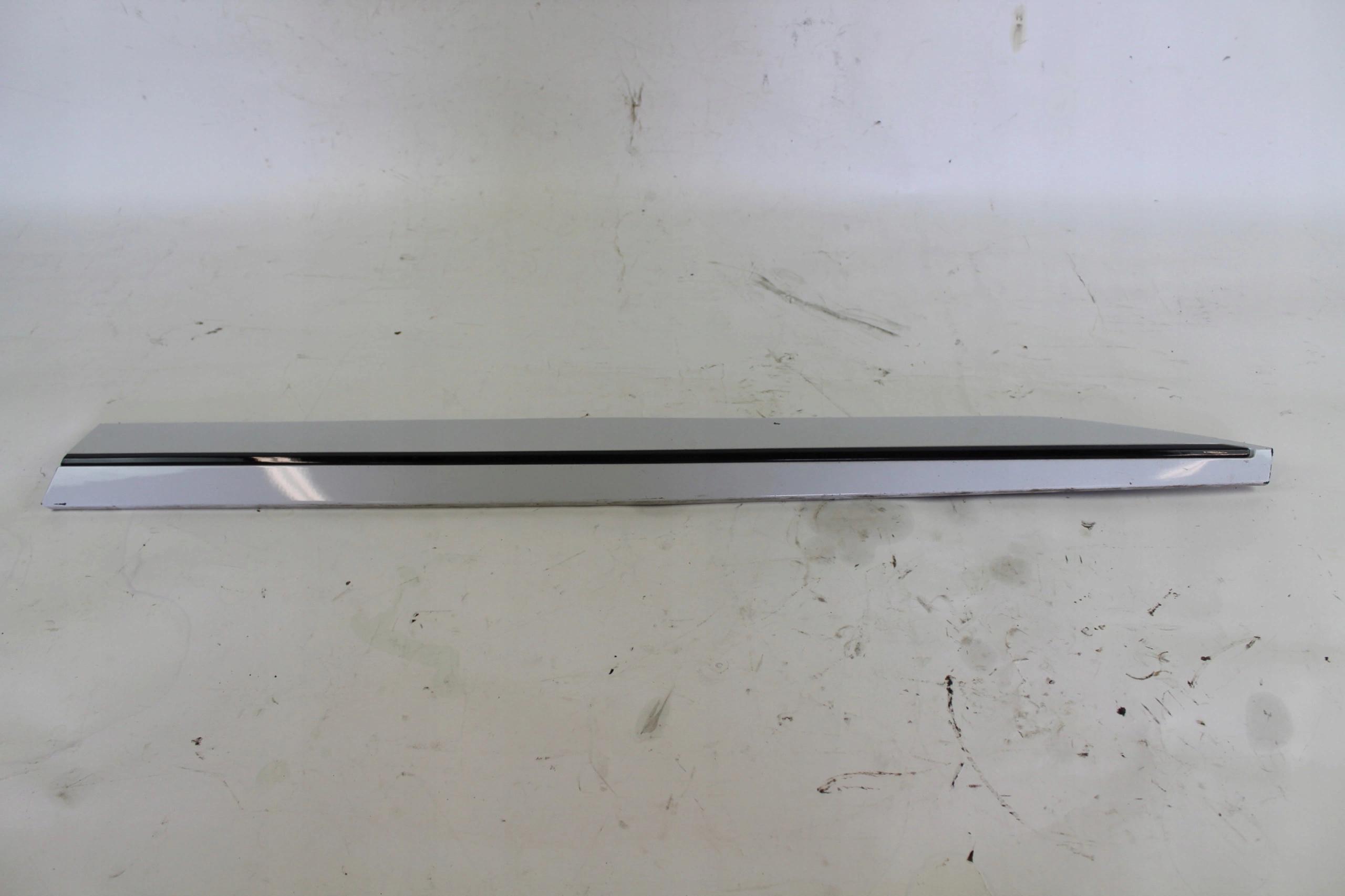 Skoda SuperB III Lift накладка правой двери 3v0854940