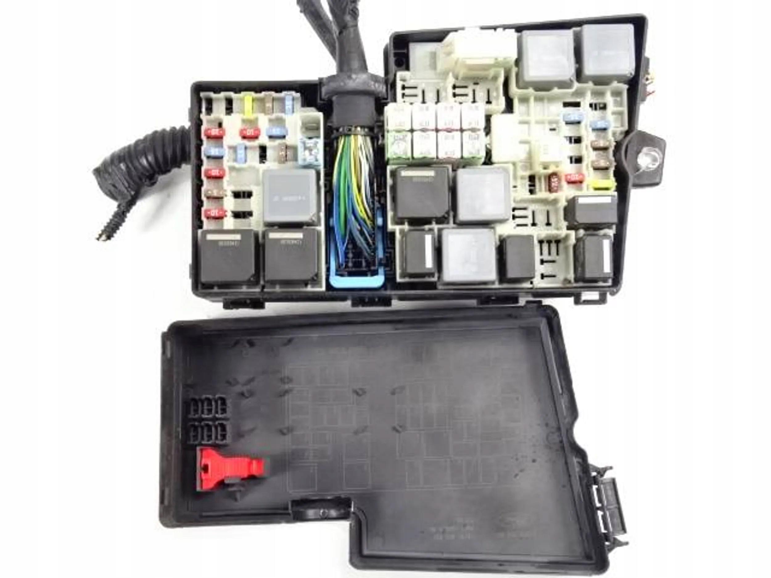 AV6T-14A067-AC - Блок запобіжників комплект. Ford Focus MK3 1.0 EB