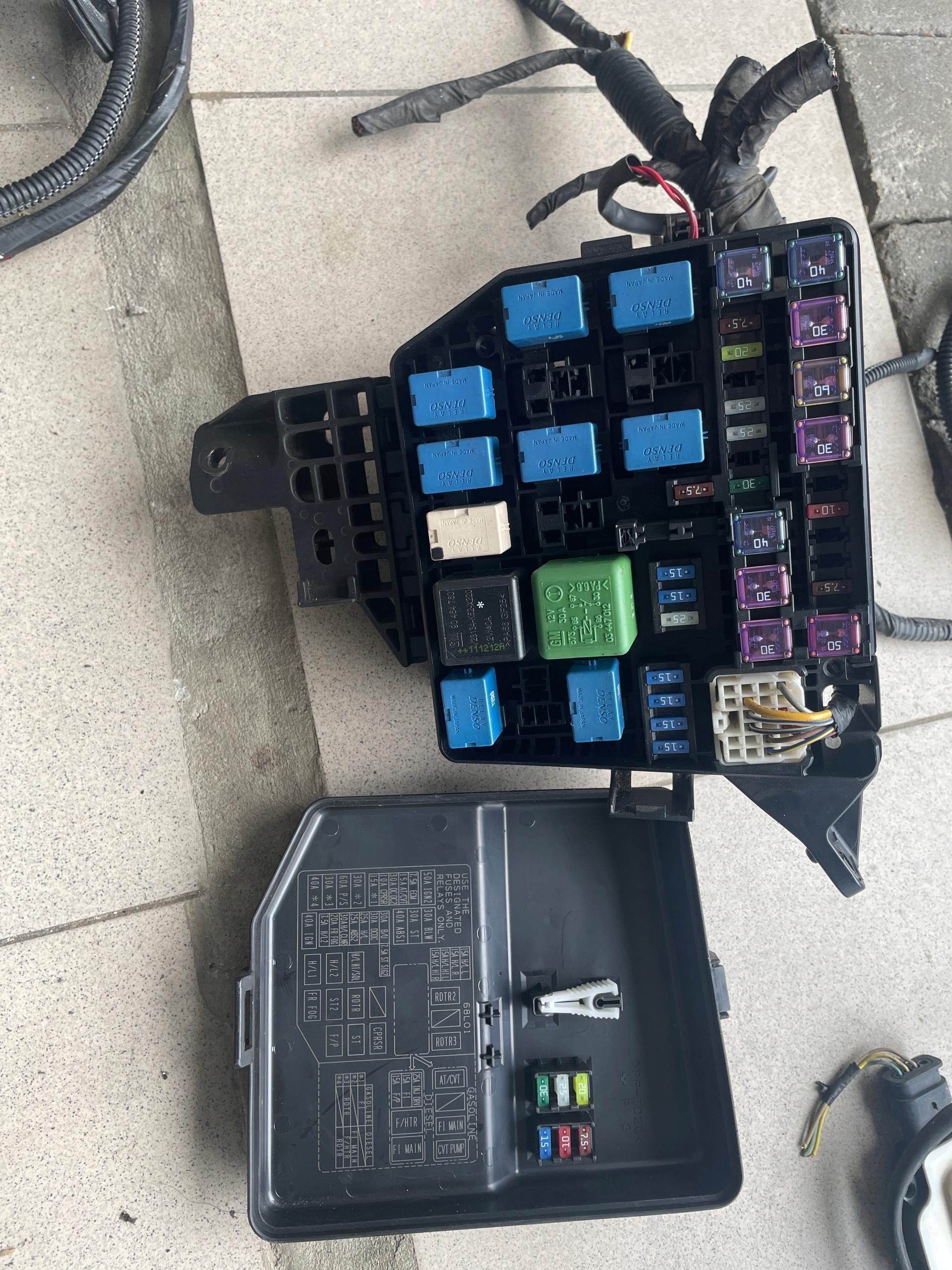 Dgratt34t - Блок предохранителей Suzuki Swift mk7 1.2