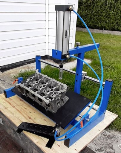 Стол для расстегивания клапанов головки, расстегиватель.