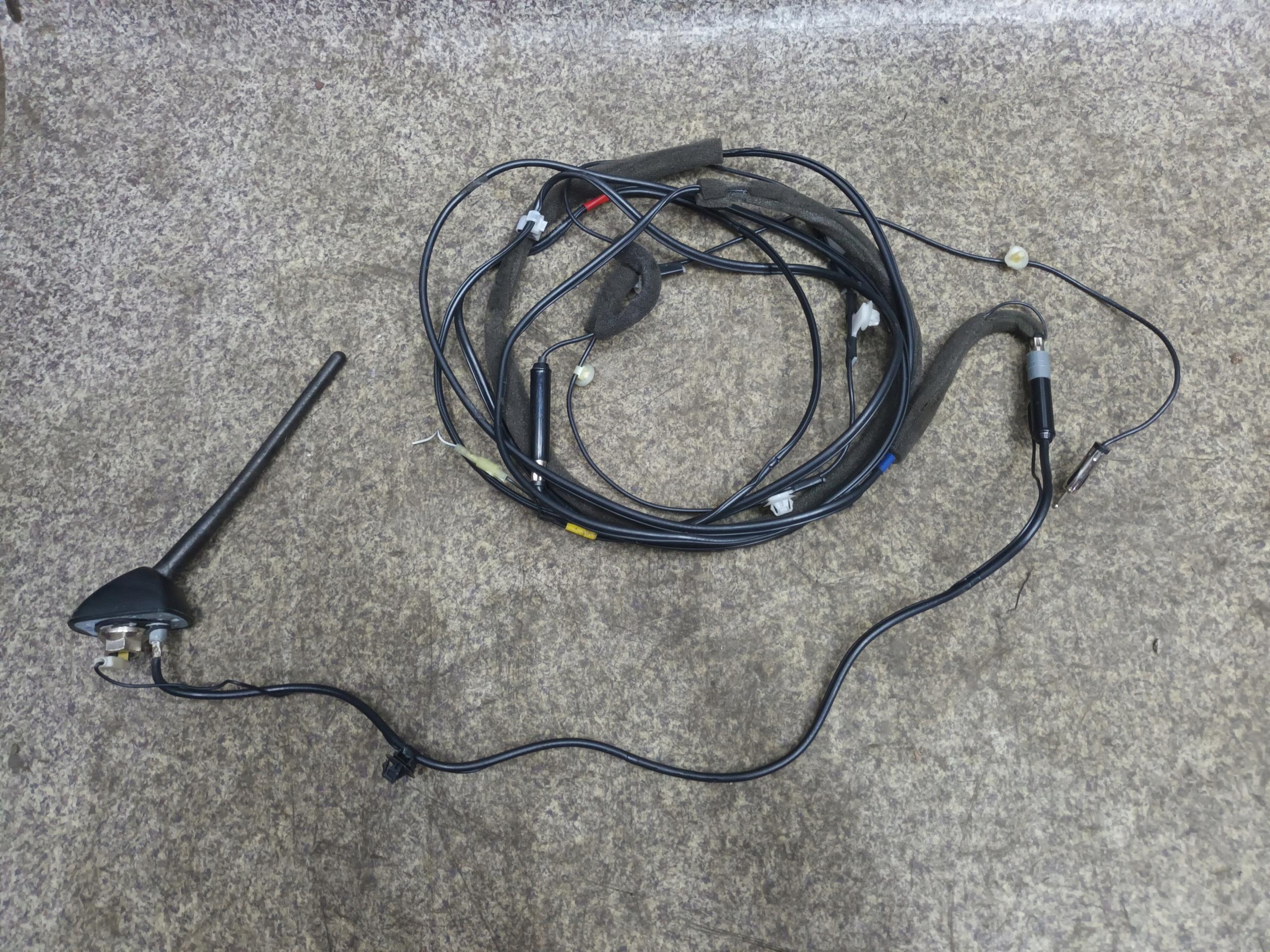 Suzuki Grand Vitara 2 II антена на даху Джгут проводів