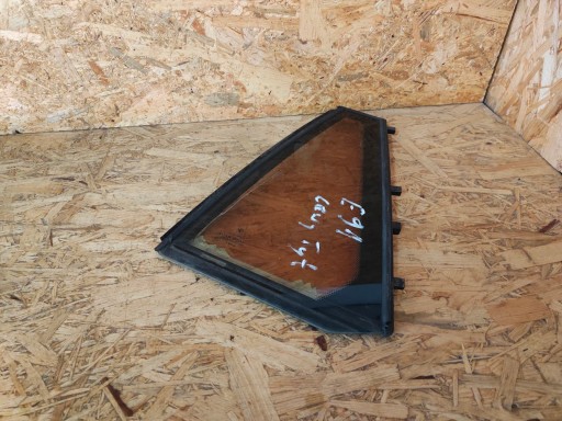 Маленькое треугольное окно двери слева сзади BMW 3 E91