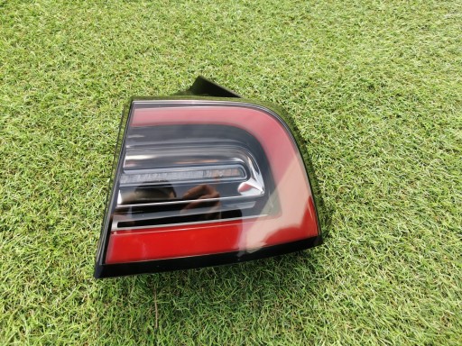 1077398 - Tesla model 3, фонарь на правом заднем крыле, полностью светодиодный!