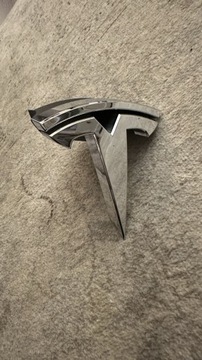 TESLA S PLAID 1056386-00-G БЕЙДЖ ЕМБЛЕМА ЛОГОТИП