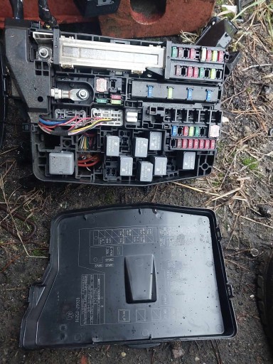 БЛОК ЗАПОБІЖНИКІВ TOYOTA AVENSIS