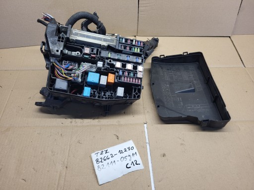 TOYOTA AVENSIS T27 D4D КОРОБКА ЗАПОБІЖНИКІВ 82662-12270 82111-05J11