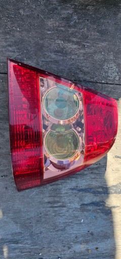 Toyota Corolla E12 04-06 Седана седана задней лампы справа справа