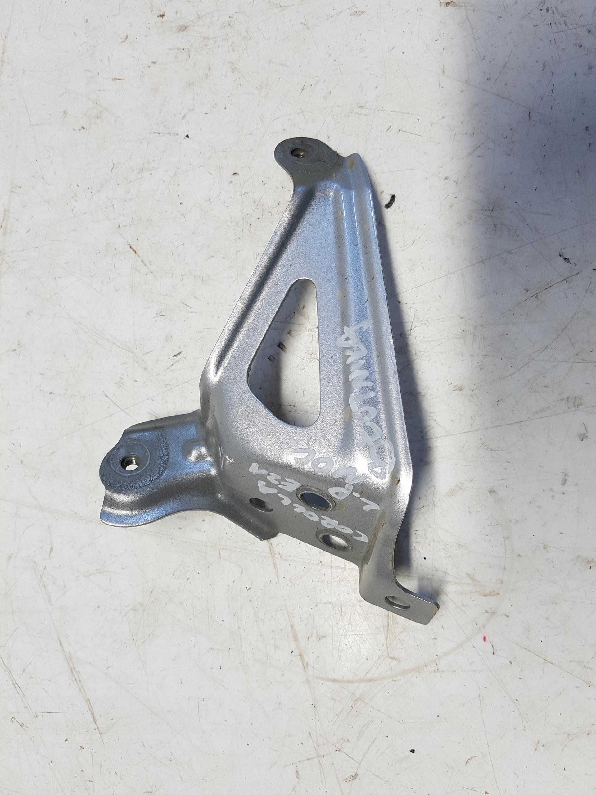 TOYOTA COROLLA E21 крепление крыла левое