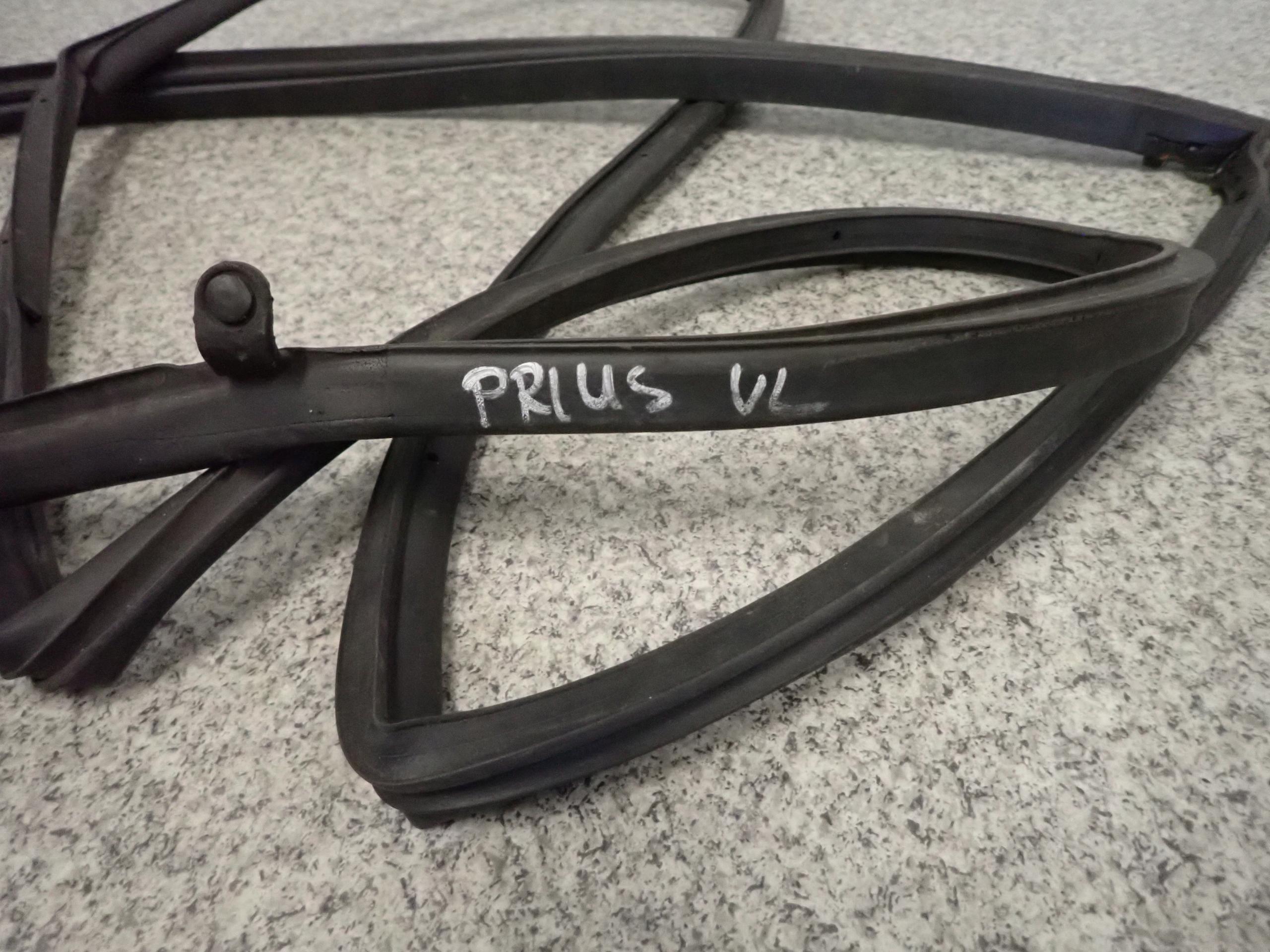 TOYOTA PRIUS 03-09 УЩІЛЬНЕННЯ ПЕРЕДНЬОЇ ЛІВОЇ ДВЕРІ