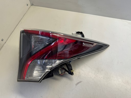 Toyota Prius IV правая лампа 81550-47280-c