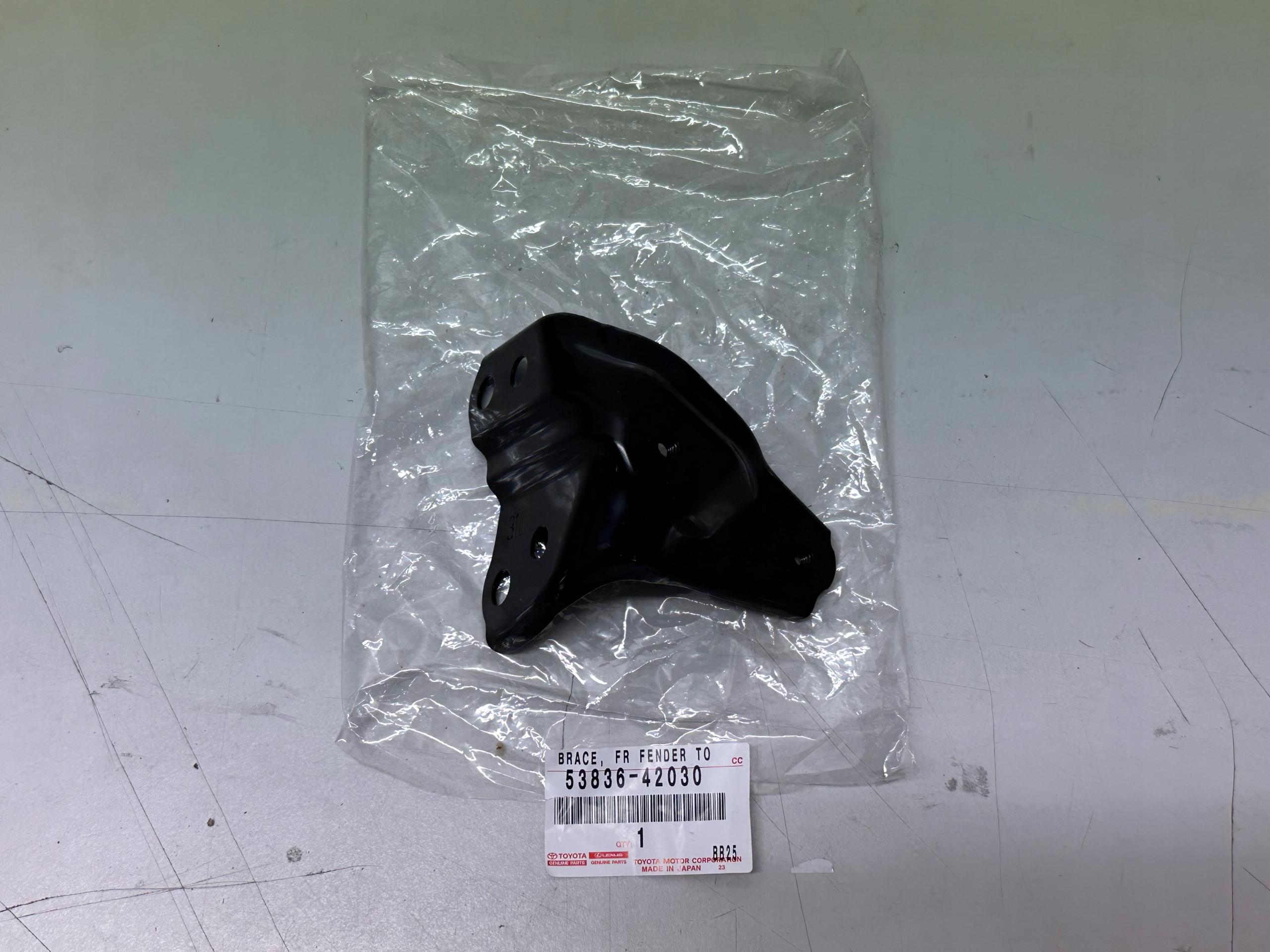 53836-42030 - TOYOTA RAV4 V 19-КРОНШТЕЙН КРЫЛА ЛЕВЫЙ ПЕРЕДНИЙ