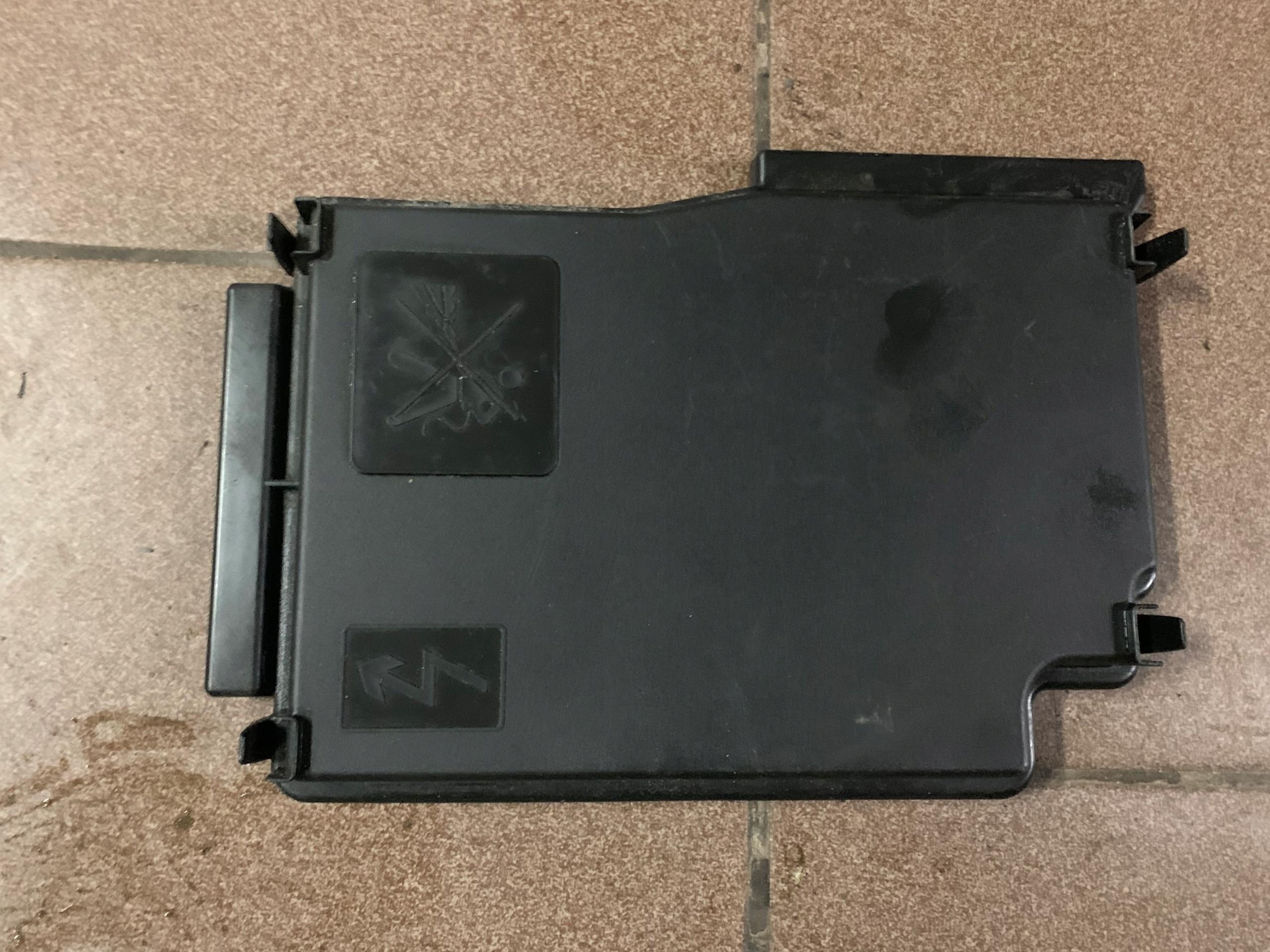 243121532R - TRAFIC III КРИШКА БЛОКУ ЗАПОБІЖНИКІВ VIVARO B