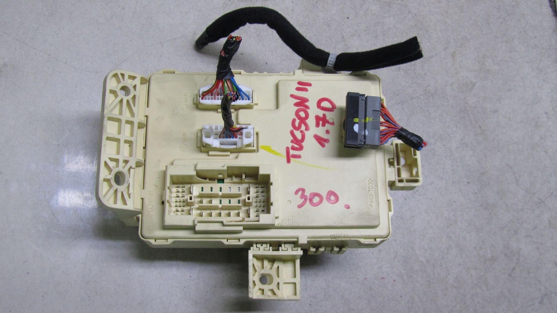 043/300 - Tucson II 1.7 блок запобіжників 91950-D3610