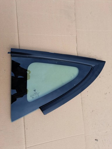 Tesla Model 3 Стекло кузовное заднее левое 1514978-00