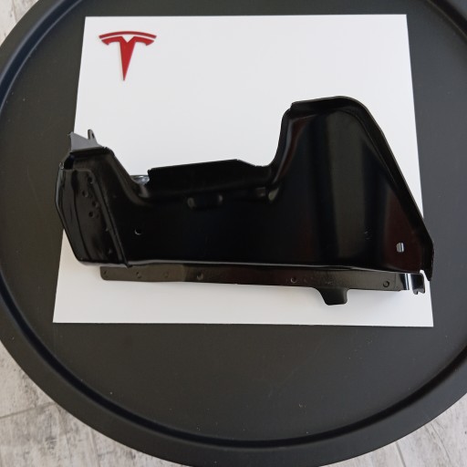 1487486-S0-A - Tesla Model Y кронштейн для саней фартуха (1487574-00-a) оригінал