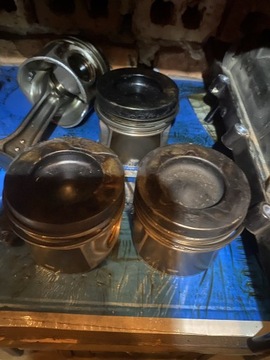 Поршні та шатуни Volvo D4204T14 190 HP