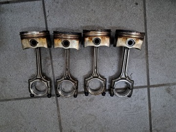 Поршни с шатунами Suzuki M161A, 2016 г.